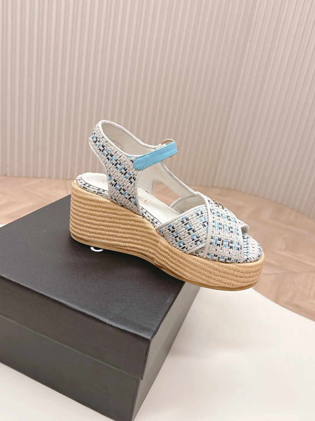 👟👟Ex-factory price 600👟👟 CHANEL Chanel 2025 new sandals and slippers series classic series every style is great rhombus platform sandals and slippers elegant and noble comfortable and versatile upper: sheepskin, woven cloth foot pads: sheepskin sole: rubber outsole size: 35-40